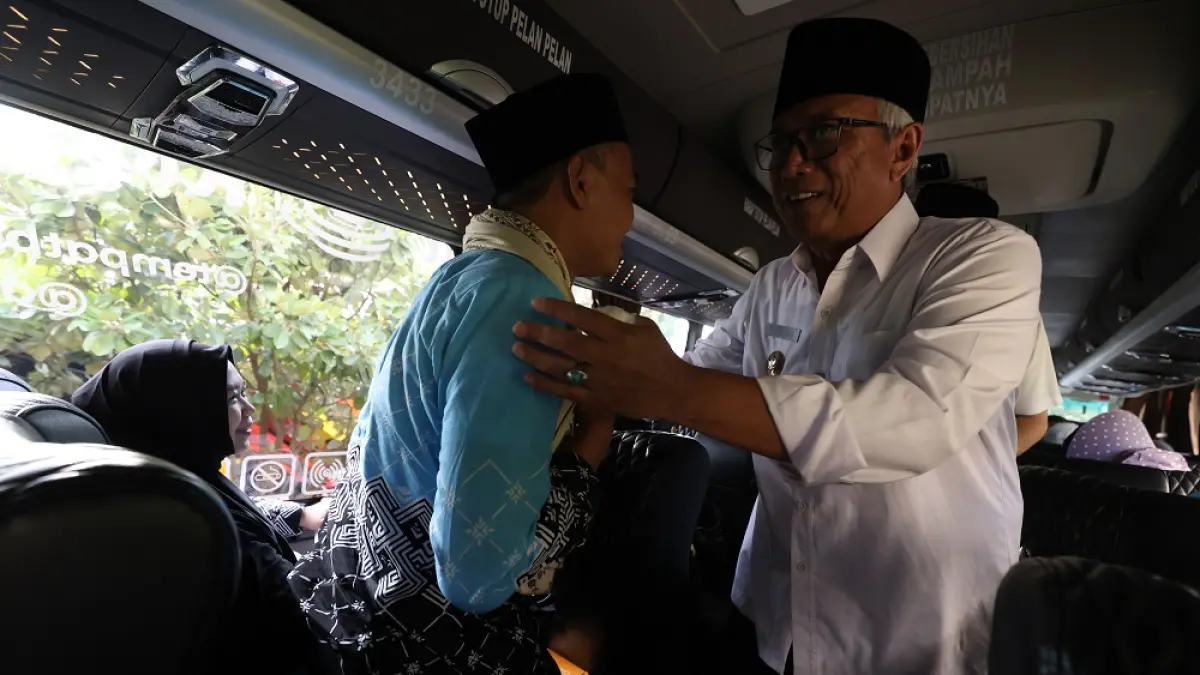 Wakil Wali Kota Kediri Qowimuddin Thoha menyapa jemaah haji 2026 yang baru pulang dari Tanah Suci pada 1 Juli lalu. (Foto: Wahyu Adji)