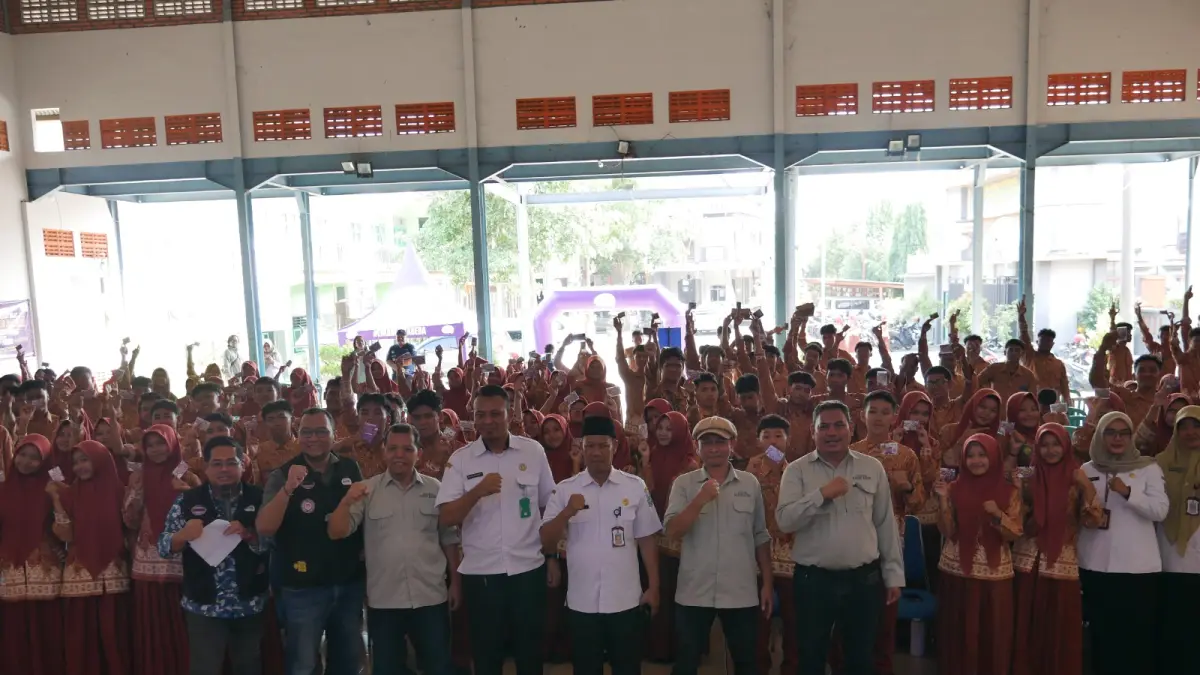 Dari kiri, Trainer Axis Hatta, Territory Sales Mobile Axis Andika Pratama, General Manager JP Radar Kediri Chafid Suyuti, Kasi SMA Cabdin wilayah Nganjuk Muheri Palwanto, Plt Kepala SMAN 1 Kertosono Nurhadi, Pemred JP Radar Kediri Mahfud, dan Manajer Radar Nganjuk Rully Prasetyo, berfoto bersama peserta Axis School Fest di SMAN 1 Kertosono.
