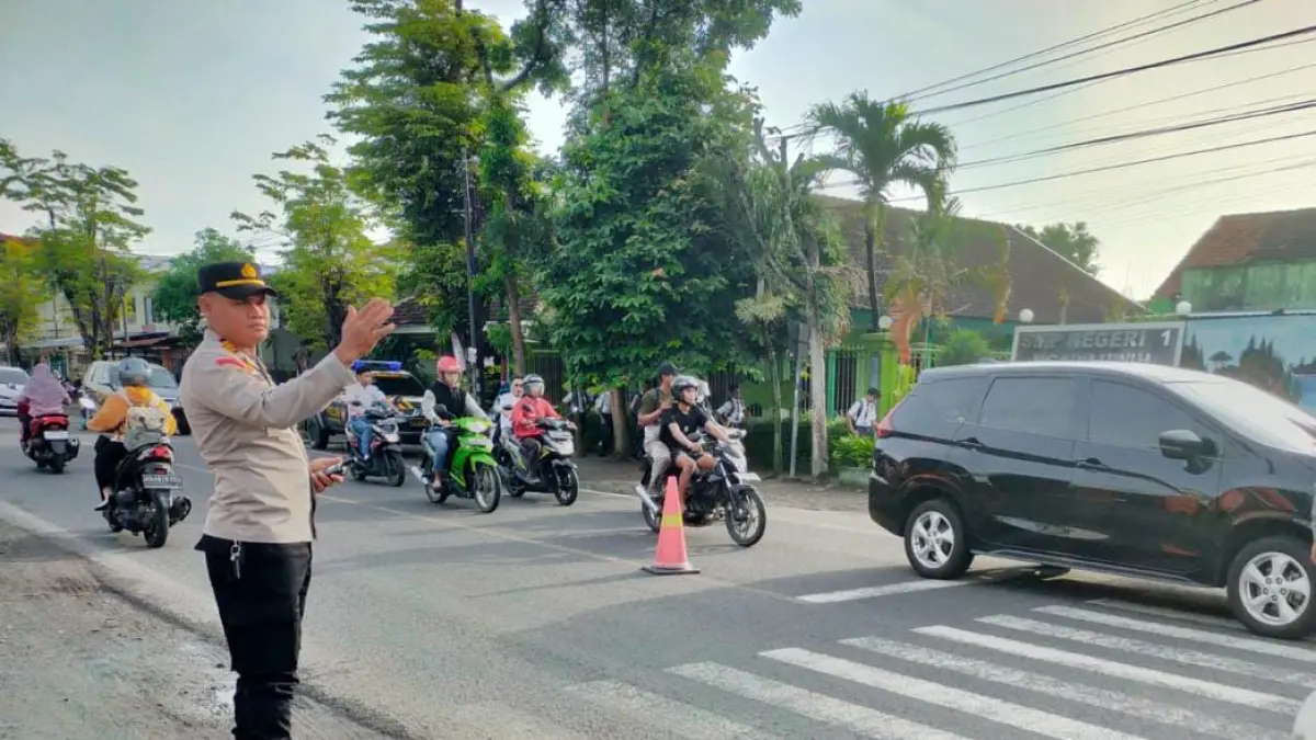 Kapolsek Ngadiluwih lakukan gatur lalin. (Foto Polsek Ngadiluwih)