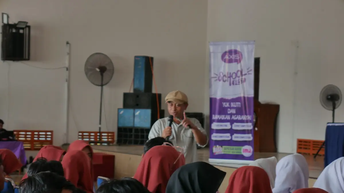 Pemimpin Redaksi Jawa Pos Radar Kediri Mahfud menyampaikan materi Digital Entrepreneure and Career kepada peserta Axis School Fest di SMAN 1 Kertosono (29/7)