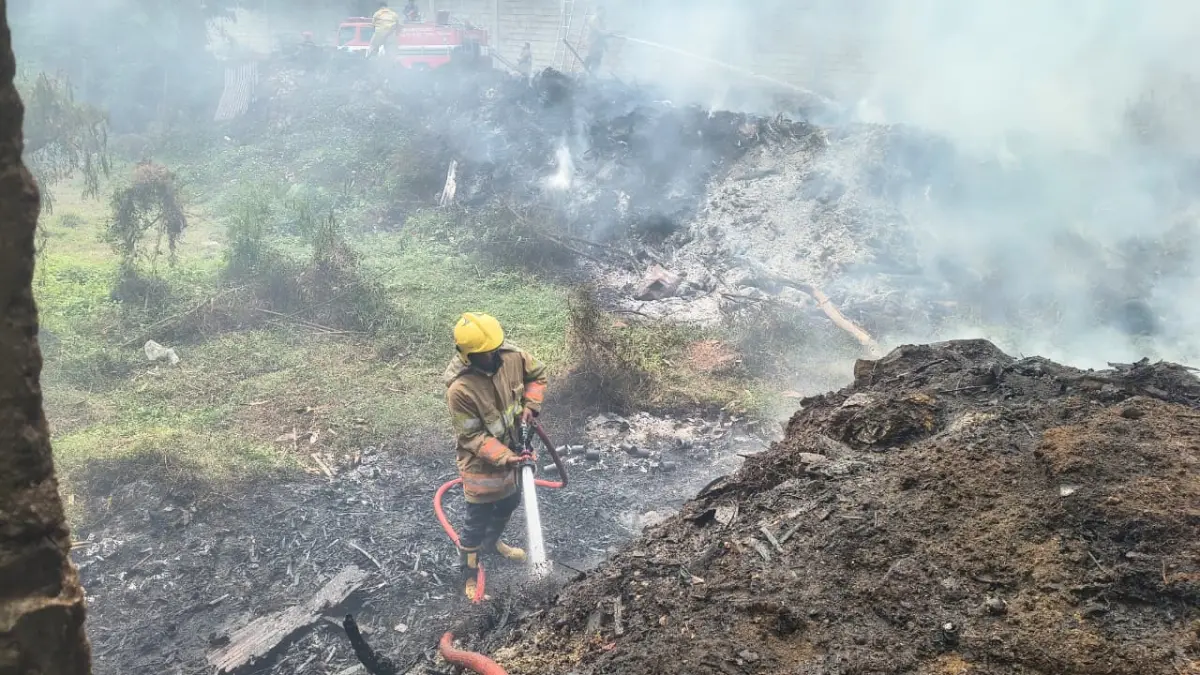 Petugas saat melakukan penanganan kebakaran. (Foto Damkar Kabupaten Kediri)