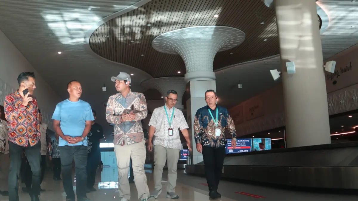 Saat tim dari manajemen Bandara Dhoho Kediri sedang lakukan studi tiru di Bandara YIA. (Foto Asad MS)