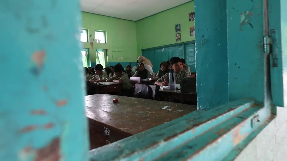 STOP MBG: Siswa SMPN 1 Kras mengikuti pembelajaran di kelas. Sejak Selasa (28/7) lalu, ratusan siswa di sana sudah tidak menerima paket makan bergizi gratis (MBG) karena SPPG Purwodadi di-suspend.

&nbsp;