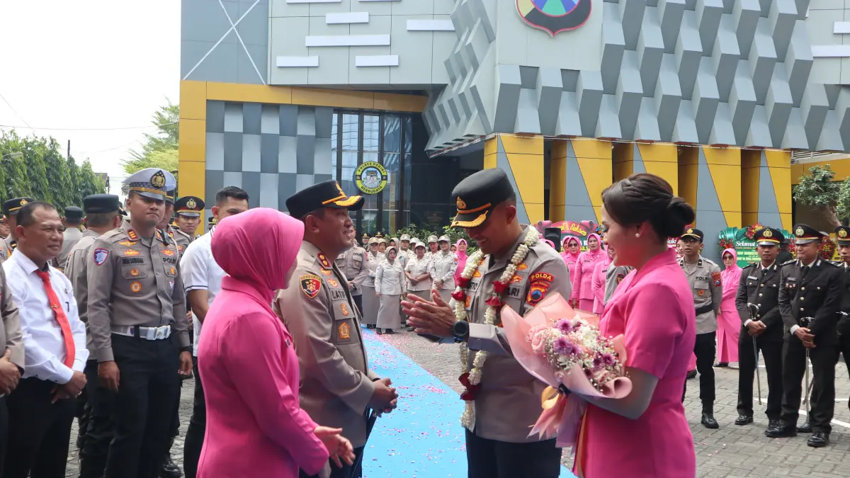 AKBP Bram menyerahkan tongkat kepemimpinan Polres Kediri kepada AKBP Latif. (ASAD MS)