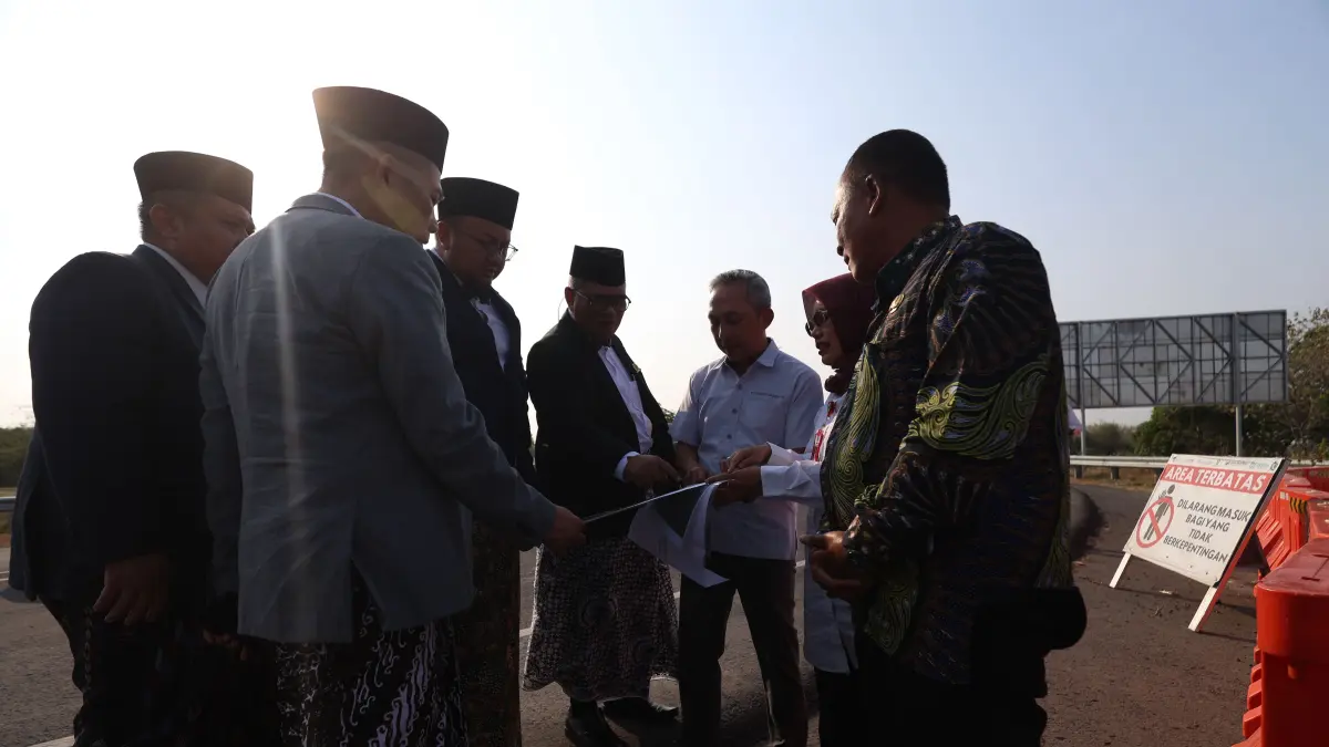 CEK LOKASI: Dirjen Pelayanan Haji Ian Heriyawan (tengah) mendapat penjelasan dari Wakil Bupati Dewi Mariya Ulfa ketika survei kesiapan fasilitas penunjang Bandara Dhoho sebagai embarkasi haji pada 2027 nanti. (Wahyu Adji/JPRK)