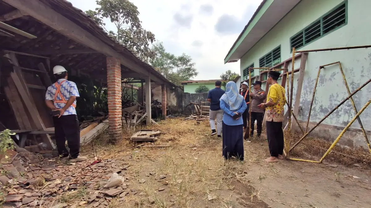  Kebakaran terjadi di lingkungan SDN Krecek 3, Kecamatan Badas, Kamis (30/7).