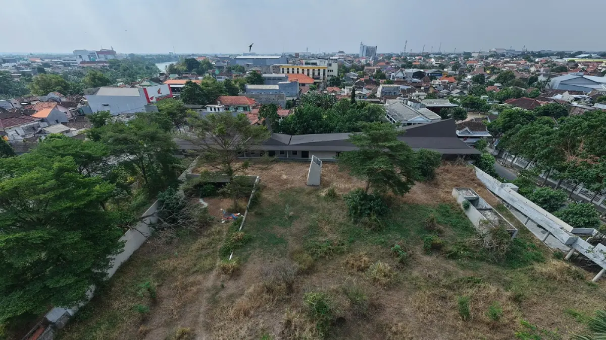 LAKSANA HUTAN: Kondisi terkini Alun-Alun Kota Kediri. Rencana melanjutkan pembangunannya masih terkendala review nilai kontrak yang ditolak oleh kontraktor lama. (Foto: Wahyu Adji)