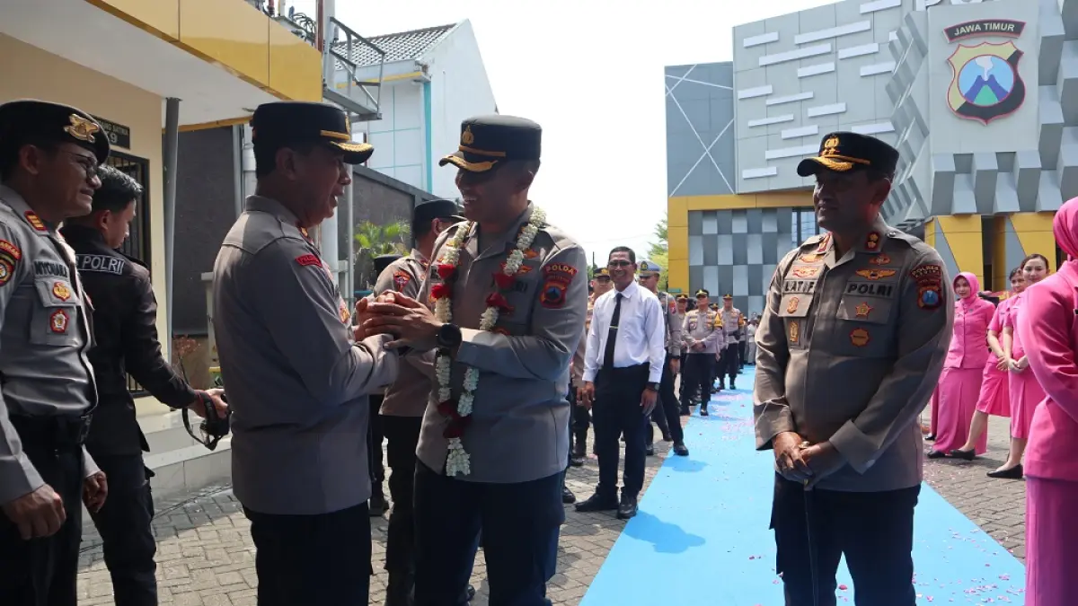 Momen saat Kapolres Kediri AKBP Latif mengantar Pendahulunya AKBP Bramastyo untuk melepaskan kepemimpinan di Polres Kediri. (Foto Asad MS)