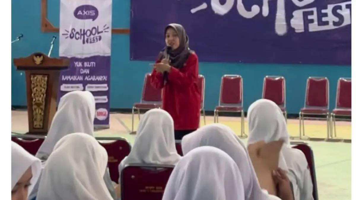 Pemaparan materi Digital Content Creator oleh Jawapos Radar Kediri kepada peserta Axis School Fest di SMAN 1 Tanjunganom (30/7)
