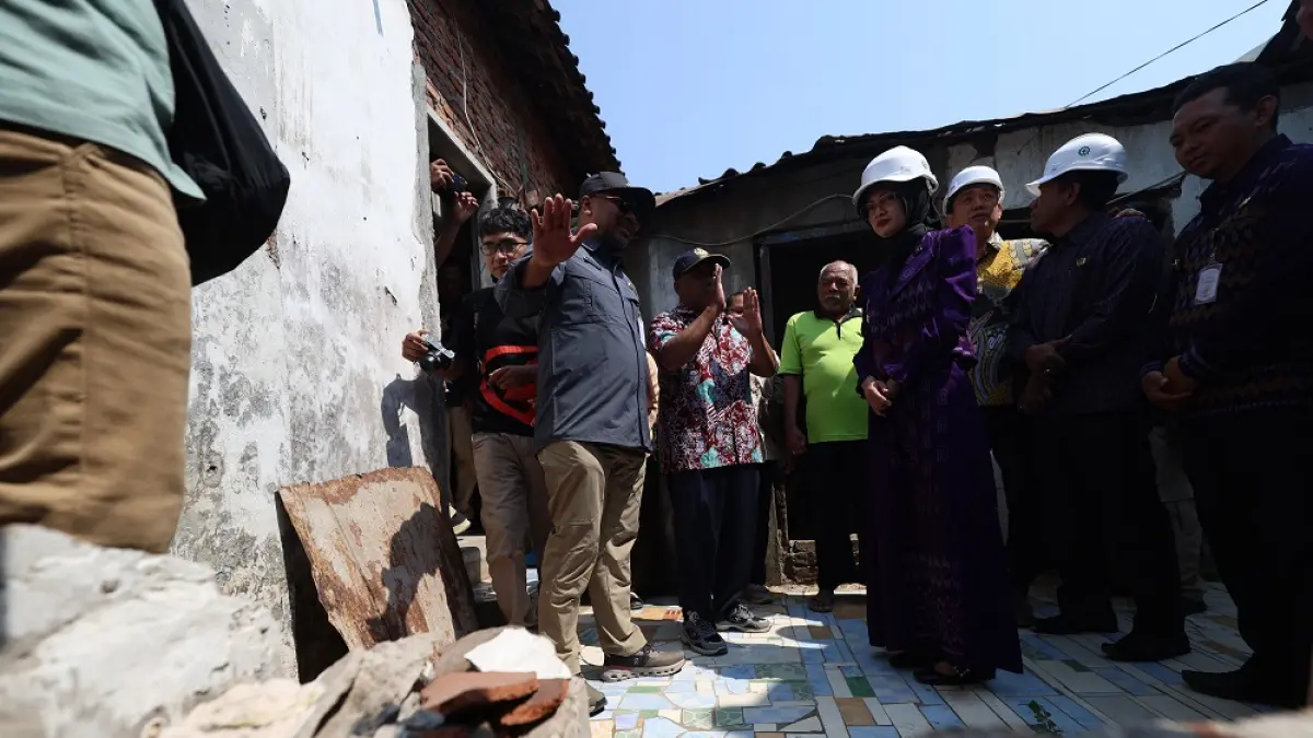 PENJELASAN: Kadis Perkim Kota Kediri Anang Kurniawan memberi penjelasan ke Wali Kota Vinanda Prameswati saat acara penyerahan bantuan perbaikan rumah kemarin (30/7). (Foto: Wahyu Adji)