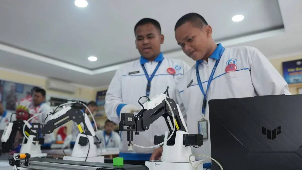 Siswa SMK mempraktikkan teknologi robotika dan otomasi. (web/kemdikdasmen)