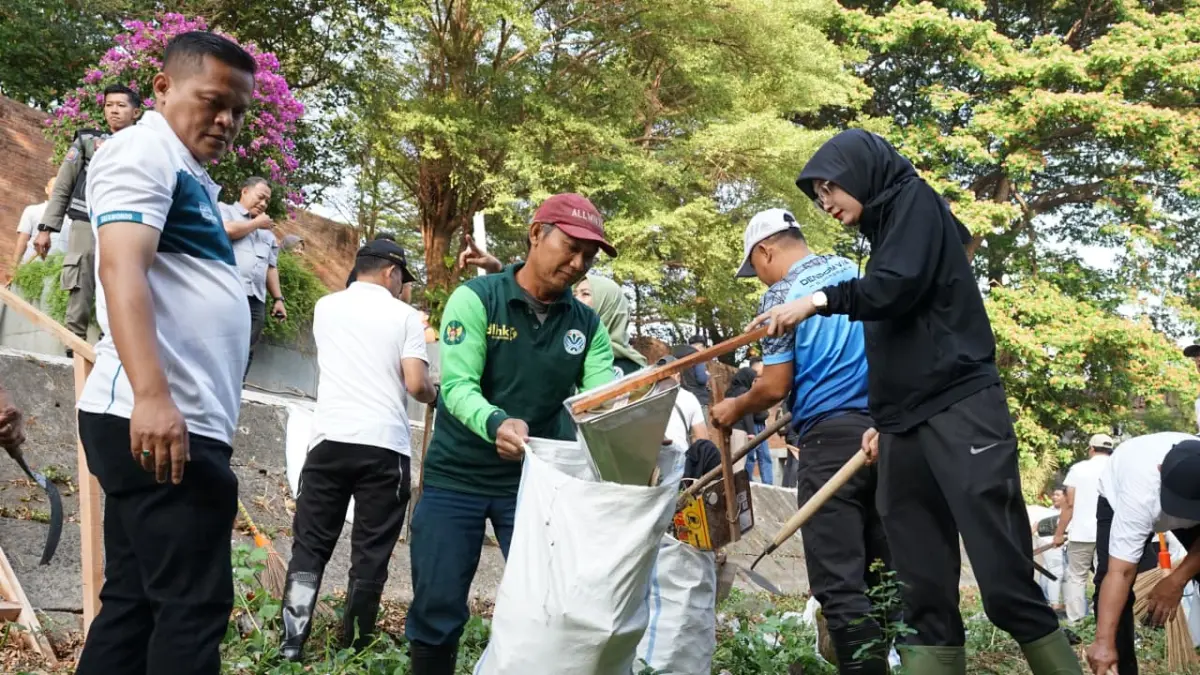 BERI CONTOH: Wali Kota Vinanda Prameswati ikut membersihkan sampah di kawasan Taman Sekartaji Kota Kediri.