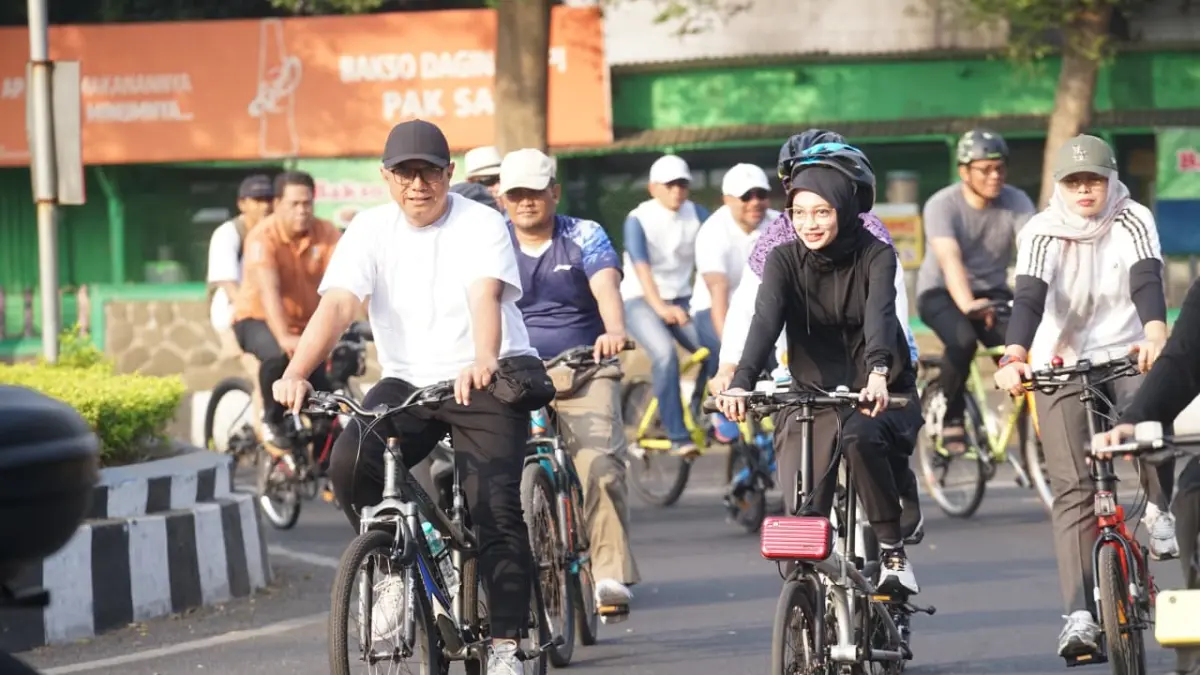 KAMPANYE POLA HIDUP SEHAT: Wali Kota Vinanda Prameswati (kanan) gowes bersama pejabat Pemkot Kediri dan perwakilan forkopimda ke kawasan Taman Sekartaji untuk bersih-bersih sungai kemarin.