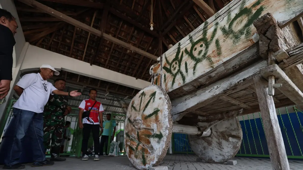 KOTOR: Tim Disparbud Kabupaten Kediri dan Polsek Kandat mengecek kondisi Kereta Mbah Gleyor di Desa/Kecamatan Kandat yang jadi sasaran vandalisme (31/7). (Foto: Wahyu Adji)

&nbsp;