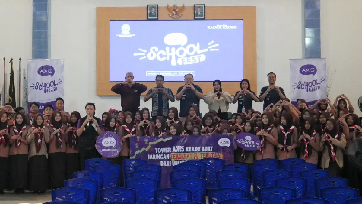 Ratusan siswa SMAN 1 Berbek antusias mengikuti AXIS School Fest yang digelar pada Jumat (31/7)