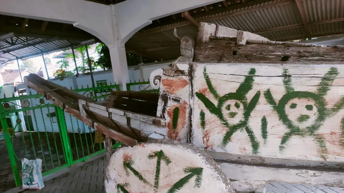 Situs Kereta Mbah Gleyor di Kandat Kediri Dicoret Orang Tak Dikenal. (ASAD MS)