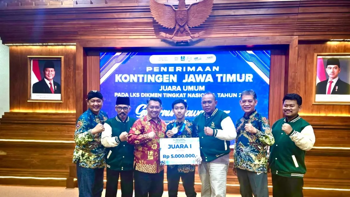 JAGA TRADISI: Moh. Hamzah Rizqi (tengah) bersama kepala SMK Kartanegara Wates dan  tim pembina  LKS Cabdin Kediri foto bersama usai tiba di Grahadi dan diterima oleh Gubernur Jawa Timur.