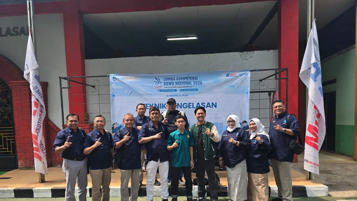 Caption DUKUNG PENUH: Kacabdin Kediri Adi Prayitno bersama MKKS SMAN/SMKN Kediri Raya mendukung langsung Moh Hamzah Rizqi saat tampil di LKS Nasional di Jakarta.