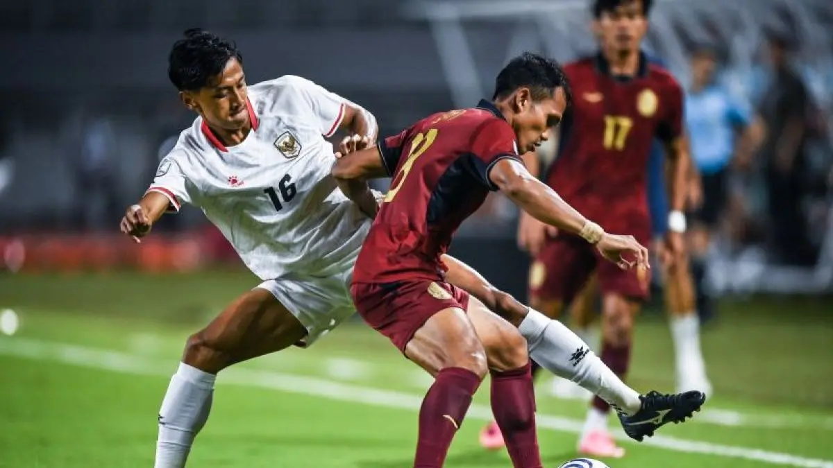 Pesepak bola Timnas Indonesia Dony Tri Pamungkas (kiri) berebut bola dengan pesepak bola Timnas Kamboja RSovann Ouk (kanan) pada pertandingan Grup A ASEAN Championship atau Piala AFF 2026 di Stadion Gelora Pakansari, Kabupaten Bogor, Jawa Barat, Senin (27/7/2026). Timnas Indonesia mengalahkan Kamboja dengan skor akhir 5-1. ANTARA FOTO/Bayu Pratama S/foc.