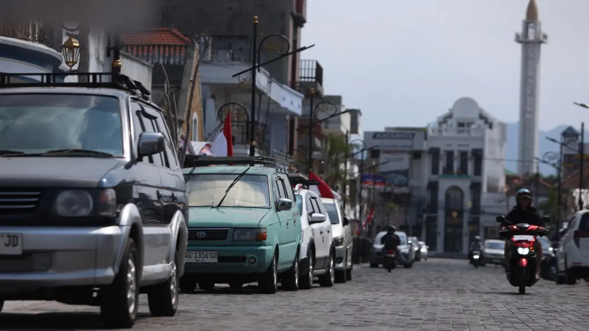 Mobil parkir pararel di ruas Jalan Stasiun, yang juga cabang dari Jalan Dhoho. Pemkot Kediri berencana membangun gedung parkir yang luas dan representatif untuk menyelesaikan problem perpakiran di area Jalan Dhoho./foto: Wahyu Adji