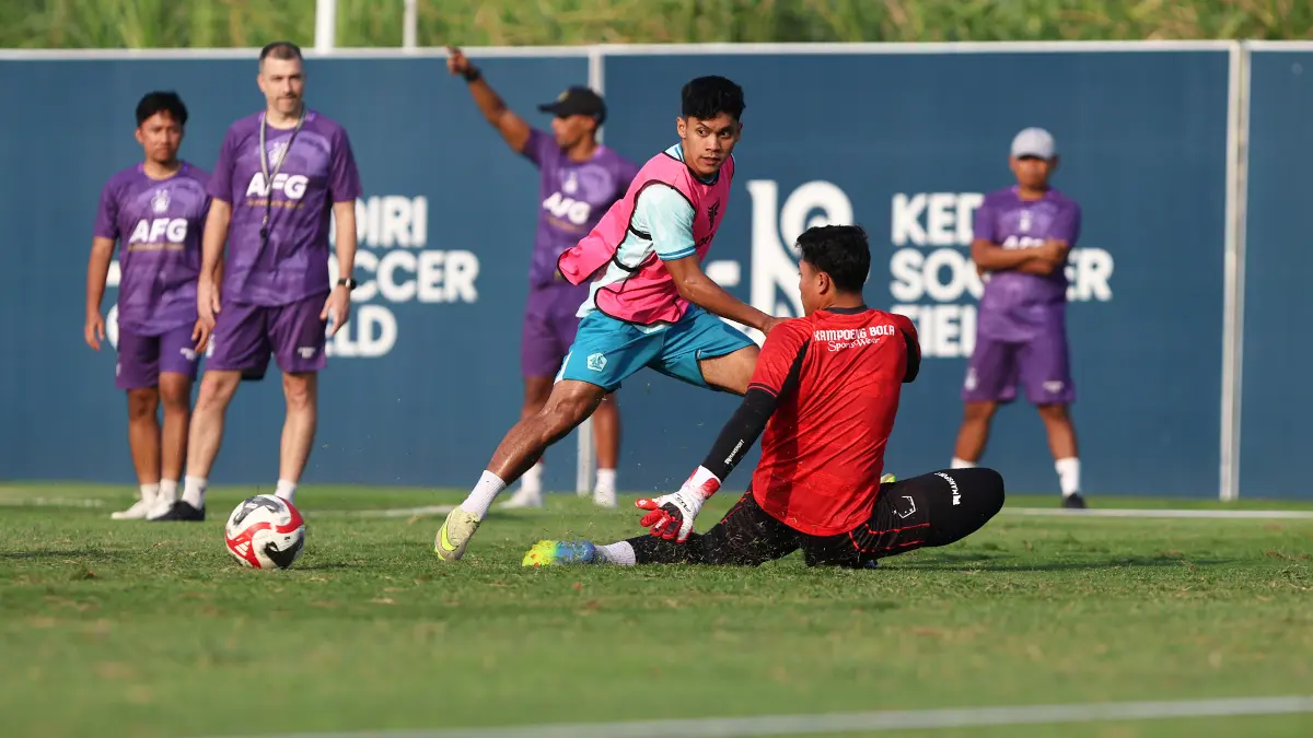 Pemain muda Persik Kediri menjalani sesi latihan rutin. (FOTO: Wahyu Adji/JPRK)