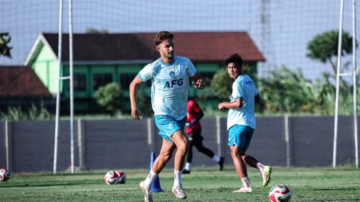 Pemain Persik Kediri kembali menjalani latihan rutin sebagai persiapan menuju Super League 2026/2027. (FOTO: Persik Kediri)