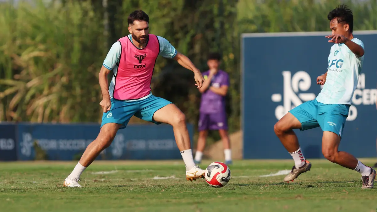 Persik Kediri saat menjalani sesi latihan rutin di Kediri Soccer Field, Kediri. (FOTO: Wahyu Adji/JPRK)