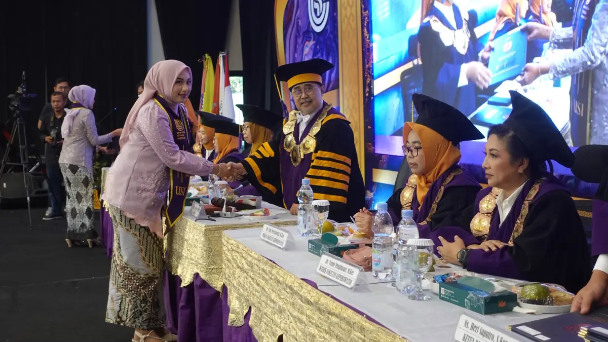 Rektor memberikan Selamat kepada para Lulusan Profesi Ners dan Bidan (Foto: Basid Alharis/JPRK)