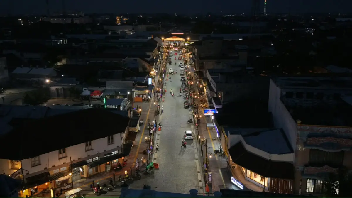 Suasana Jalan Stasiun dipotret dari angkasa pada malam hari. Masih banyak pengendara yang memarkir kendaraannya di sisi yang seharusnya steril/Foto: Wahyu Adji.