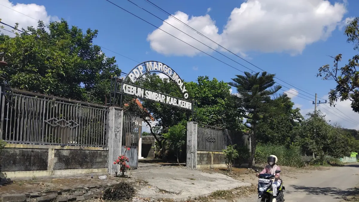 Warga melewati jalanan di Dusun Simbarlor, dusun terpencil di Desa Plosokidul (Diana Yunita/JPRK)