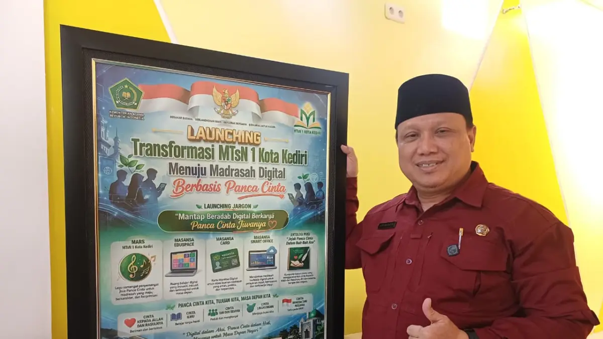 GAGAS DIGITALISASI: Kepala MTsN 1 Kota Kediri Anwar Fauzi bersiap menerapkan digitalisasi di madrasah yang dipimpinnya. (Foto: Ayu Isma)