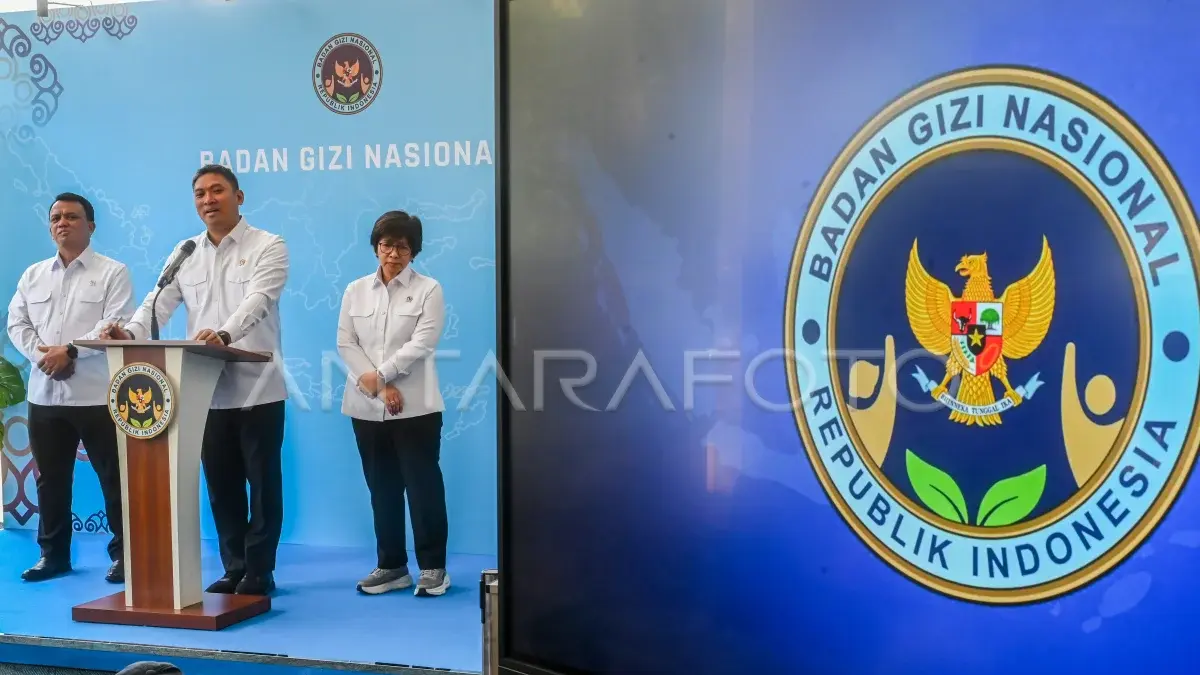 Kepala Badan Gizi Nasional (BGN) Sudaryono (tengah) didampingi Wakil Kepala BGN Trenggono (kiri) dan Agustina Arumsari (kanan) memberikan keterangan pers terkait penutupan dapur SPPG bermasalah di Jakarta, Senin (27/7/2026). BGN telah menutup sebanyak 833 dapur Satuan Pelayanan Pemenuhan Gizi (SPPG) di sejumlah wilayah di Indonesia. (ANTARA FOTO/Rivan Awal Lingga/nz)
