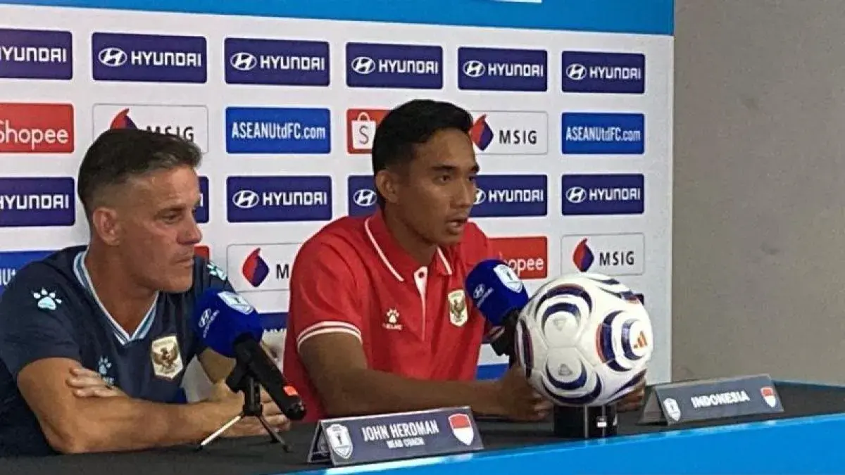 Pelatih tim nasional sepak bola Indonesia John Herdman (kiri) bersama kapten tim Rizki Ridho (kanan) memberikan keterangan dalam konferensi pers seusai laga Indonesia melawan Vietnam pada Piala AFF 2026 di Stadion Pakansari, Bogor, Jawa Barat, Senin (3/8/2026). (Aloysius Lewokeda)
