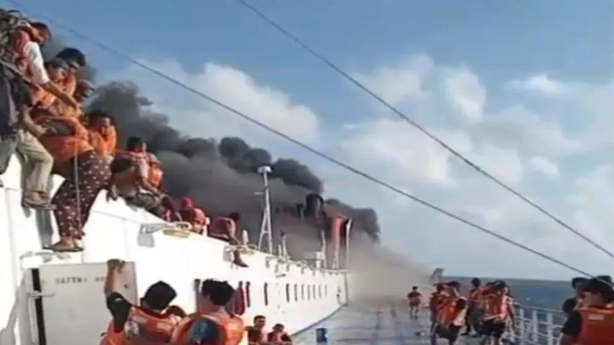 KMP Mutiara Sentosa 2 pada Minggu pagi (2/8/2026) terbakar di wilayah perairan Sumenep, Jawa Timur. (BPBD Sumenep).