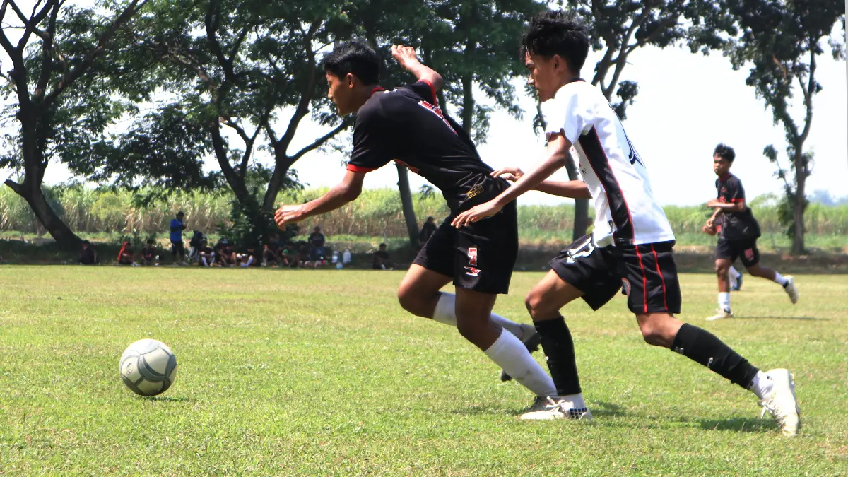 Latih tanding antara Inter Kediri U17 melawan Persedikab Kediri U17. (FOTO: Emilia/JPRK)