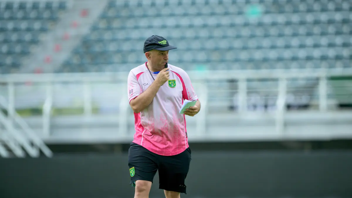 Pelatih Persebaya Bernardo Tavares saat memimpin official training di Stadion Gelora Bung Tomo. (Persebaya)
