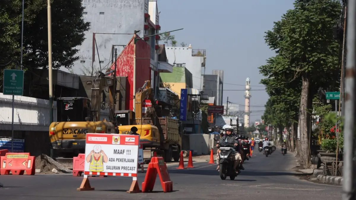 PUSAT KOTA: Pengendara motor melintas di area proyek pembangunan drainase di Jalan PB Sudirman. Dewan minta kontraktor perhatikan dampak debu yang mengganggu jika tidak dikendalikan. (Foto: Wahyu Adji)