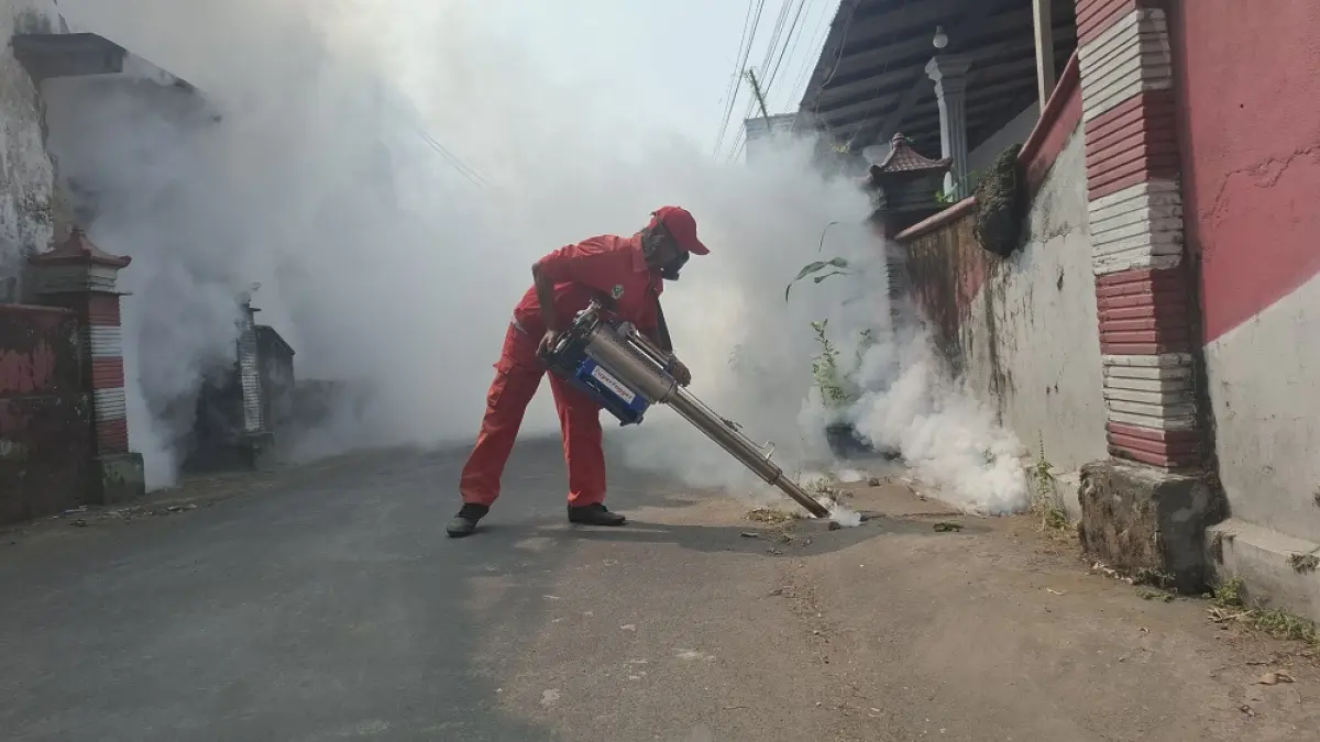 PUTUS PENULARAN: Petugas melakukan fogging atau pengasapan di lingkungan RT 02 RW 05 Kelurahan Manisrenggo. 