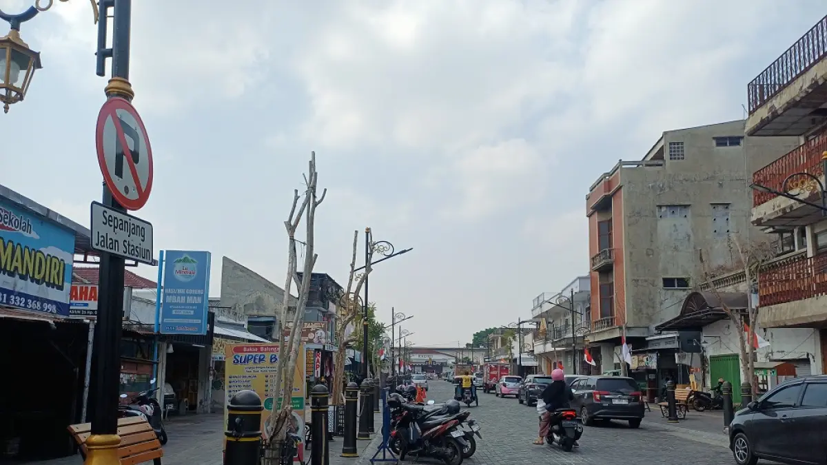 Rambu larangan parkir terpasang di Jalan Stasiun. Pemkot Kediri gencarkan penertiban terhadap pelanggar aturan parkir dan berjualan di sepanjang ruas jalan tersebut. (Foto: Ayu Isma)