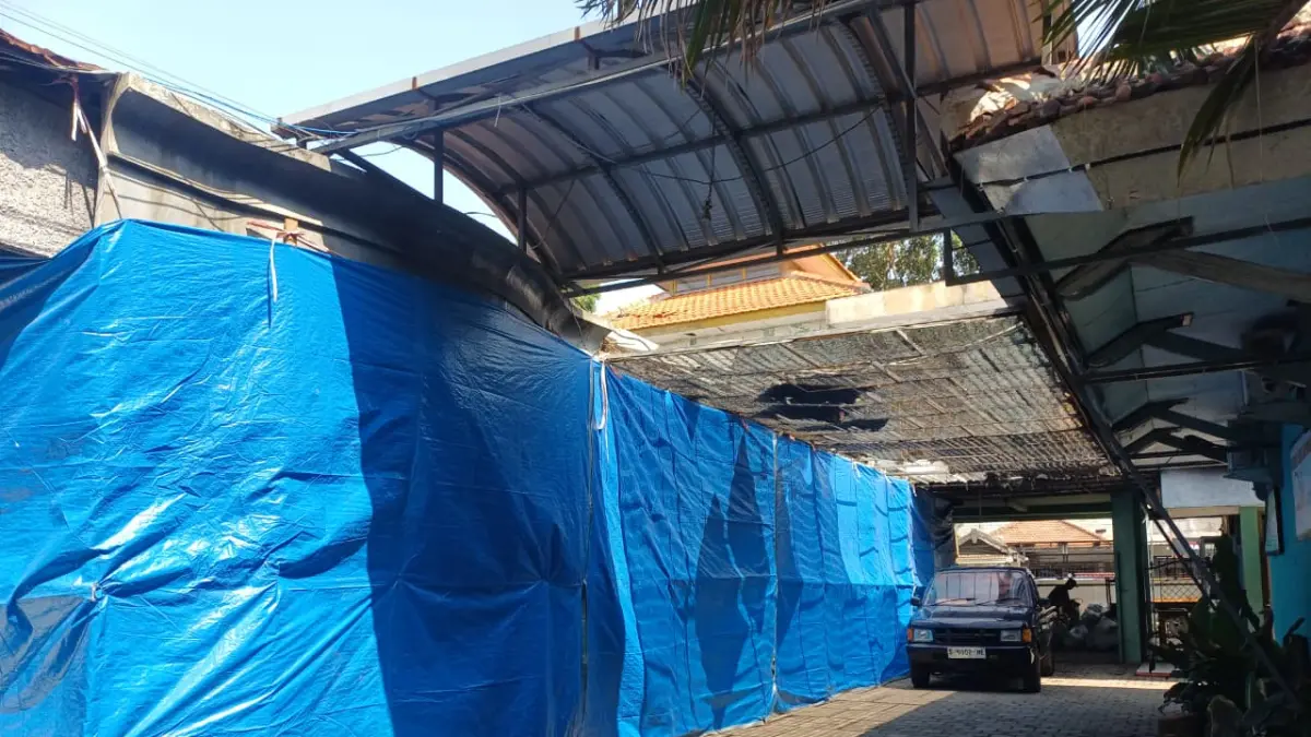 TUNGGU PERBAIKAN: Beberapa ruang kelas di MTsN 1 Kota Kediri yang terbakar kini dibiarkan kosong. Kemenag Kota Kediri masih menunggu bantuan dari Pusat untuk membangun ulang gedung yang hangus terbakar. (Foto: Ayu Isma)