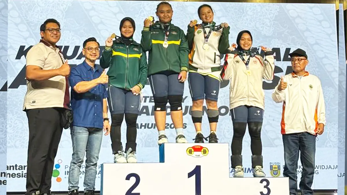Atlet angkat besi Kota Kediri berhasil mendapatkan medali dalam ajang kejuaraan nasional.