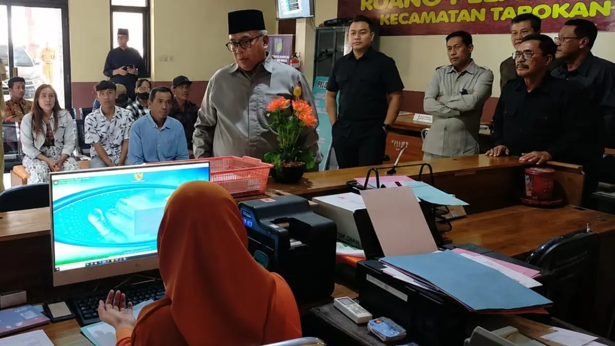 Komisi I DPRD Kabupaten Kediri bersama dengan Satpol PP dan beberapa OPD terkait lakukan sidak di kantor kecamatan.