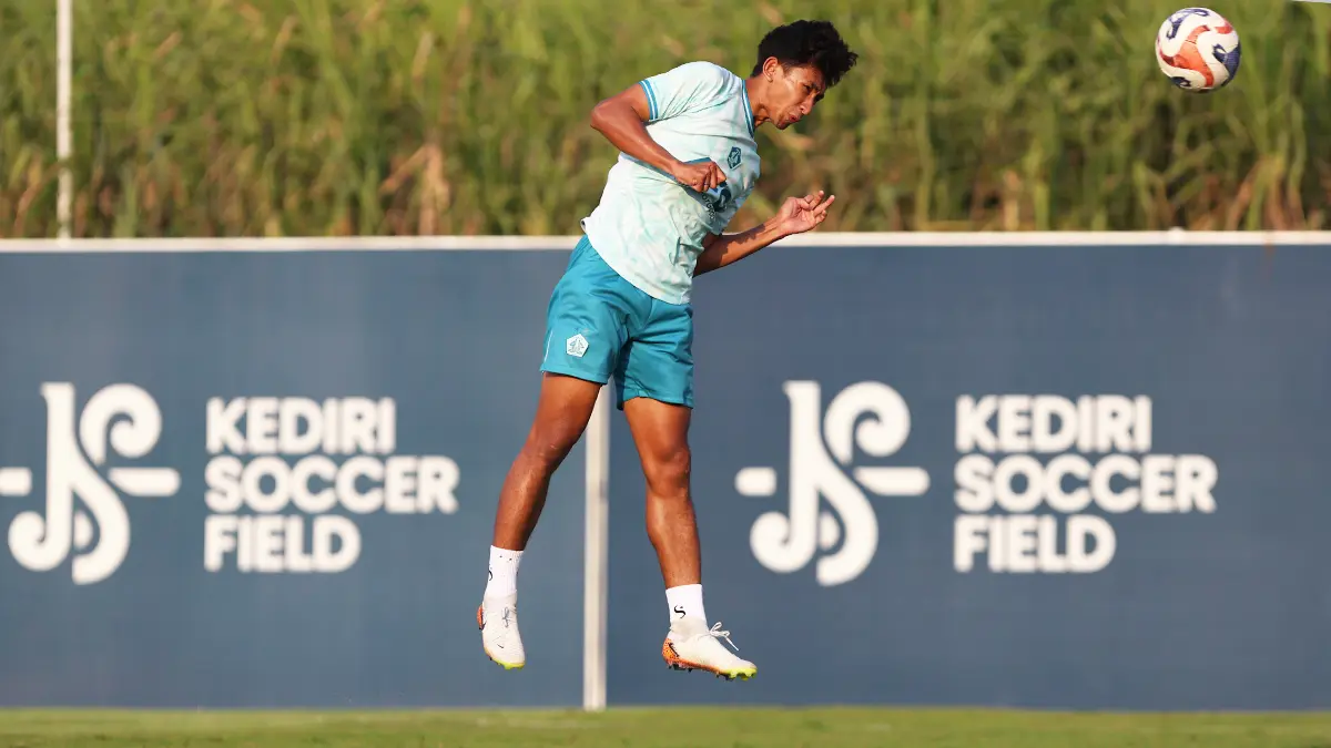 Pemain Persik Kediri Daffa Salman saat menjalani latihan. (FOTO: Wahyu Adji/JPRK)
