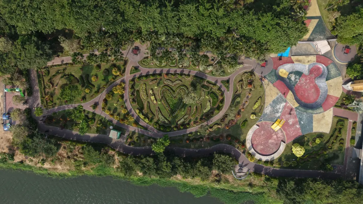 
RUANG TERBUKA HIJAU: Potret Taman Brantas Kota Kediri difoto menggunakan drone. Ajang Crayon Eco-Kids 2026 akan digelar di taman ini. (WAHYU ADJI F/JPRK)
