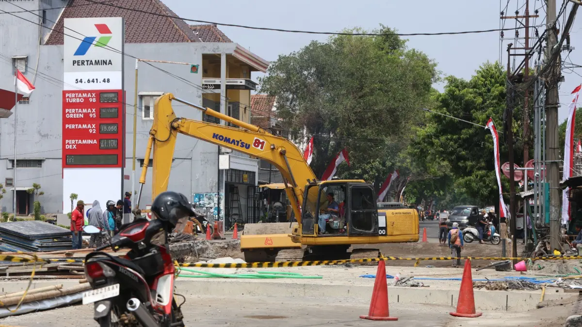 
TERUS DIKEBUT: Proyek Jembatan Kaliombo I di Jl Urip Sumoharjo, Kota Kediri memasuki tahap pemadatan. Dalam beberapa hari ke depan rekanan akan melakukan pengaspalan. (Foto: Wahyu Adji/JPRK)
