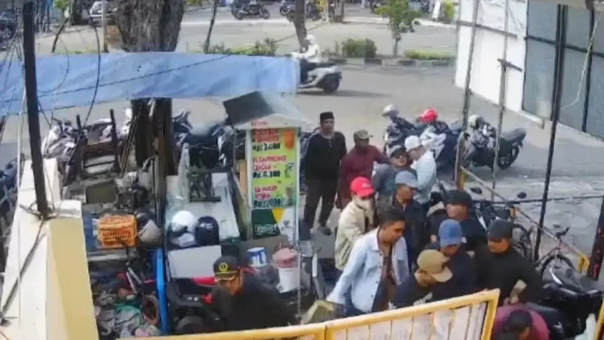 Tangkapan layar video viral dugaan aksi premanisme di Ngagel, Surabaya. (Instagram @surabayaview.id)