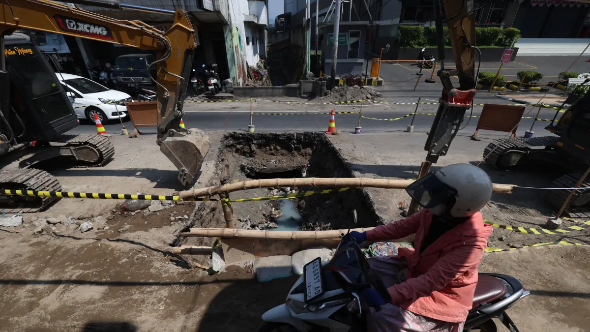 
JEBOL AKSES: Dinas PUPR Kota Kediri mulai melakukan crossing atau membuat jalur drainase langsung ke anak Sungai Brantas di Jl PB Sudirman agar arus air lancar dan tidak menimbulkan genangan. (Foto: Wahyu Adji/JPRK)
