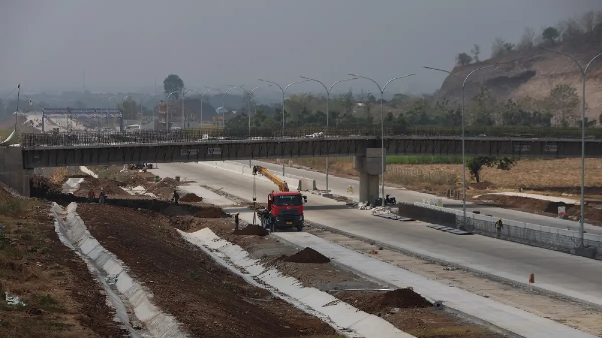 TERUS DIKEBUT: Proyek tol akses bandara di Desa Manyaran, Banyakan sudah dalam tahap penyelesaian badan jalan. Proyek ditarget selesai pertengahan November dan mulai beroperasi Desember nanti. (Foto: Wahyu Adji)