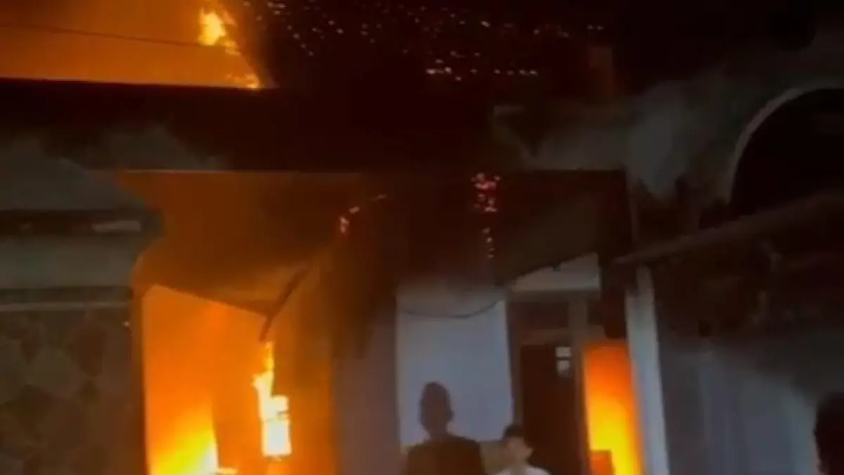 Warga  berada di rumah yang dilalap api di Desa Bangsongan, Kecamatan Kayenkidul, Kabupaten Kediri Jumat malam (7/8)/Foto: Diana Yunita Sari