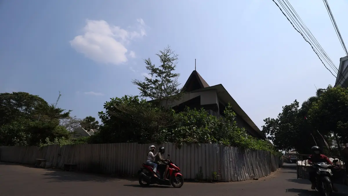BABAK BARU: Warga melintas di depan Alun-Alun Kota Kediri. Upaya pemkot melakukan konsinyasi membawa harapan baru kelanjutan proyek yang berhenti sejak 2023 lalu. (Foto: Wahyu Adji)